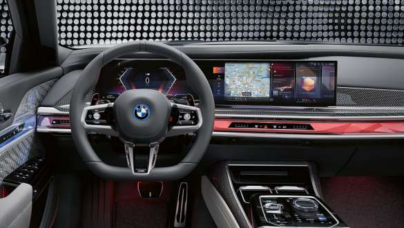 예약 가능 기능 BMW M760e xDrive 세단 G70 예약 가능 기능 BMW M760e xDrive 세단 G70 스크린 클로즈업 디스플레이