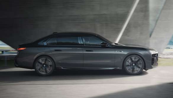 전기 주행가능거리 BMW M760e xDrive 세단 G70 M 퍼포먼스 패키지 전기 주행가능거리 BMW M760e xDrive 세단 G70 M 퍼포먼스 패키지 BMW 인디비주얼 투톤 메탈릭 블랙 사파이어 도장 BMW 인디비주얼 드라바이트 메탈릭 그레이, 측면도, 거리 주행