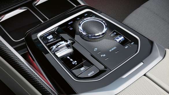 지능형 주행 모드 BMW M760e xDrive 세단 G70 센터 콘솔 BMW M760e xDrive 세단 G70 클로즈업