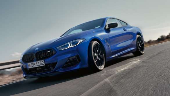통합형 액티브 스티어링 BMW M850i xDrive 쿠페 G15 LCI 페이스리프트 2022 BMW M850i xDrive 쿠페 G15 LCI 페이스리프트 2022B 포르티마오 블루 메탈릭 3/4 정면도 주행 통합형 액티브 스티어링