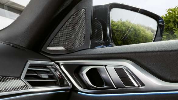 BMW M ELECTRIC BMW i4 M50 G26 2021 라우드스피커가 있는 실내 공간 도어 BMW M ELECTRIC BMW i4 M50 G26 2021 라우드스피커가 있는 실내 공간 도어