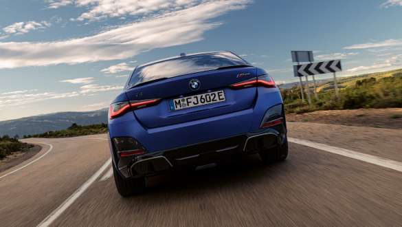 어댑티브 M 서스펜션 BMW i4 M50 G26 2021 어댑티브 M 서스펜션 BMW i4 M50 G26 2021 BMW 인디비주얼 프로즌 포르티마오 블루 메탈릭 클로즈업 측면 정면