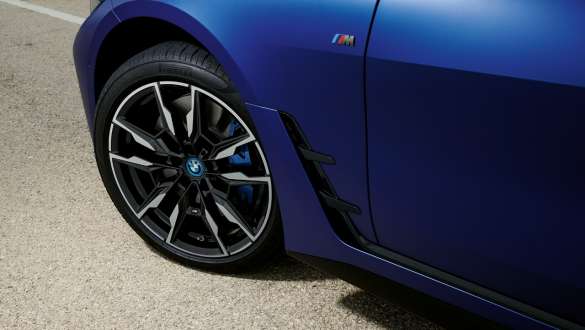 M 스포츠 브레이크 BMW i4 M50 G26 2021 M 스포츠 브레이크 BMW i4 M50 G26 2021 BMW 인디비주얼 프로즌 포르티마오 블루 메탈릭 위에서 휠 클로즈업