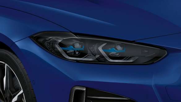 M 라이트 섀도우 라인 및 BMW 레이저라이트 BMW i4 M50 G26 2021 M 섀도우 라인 라이트 및 BMW 레이저라이트 BMW i4 M50 G26 2021 BMW 인디비주얼 프로즌 포르티마오 블루 메탈릭 헤드라이트 클로즈업