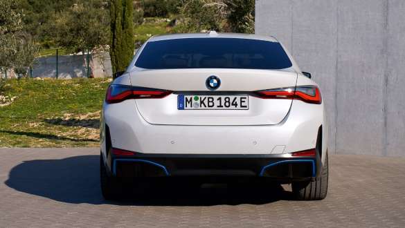 BMW i4 eDrive40 G26 2021 주차 리어 뷰 BMW i4 eDrive40 G26 2021 미네랄 화이트 리어 뷰 주차