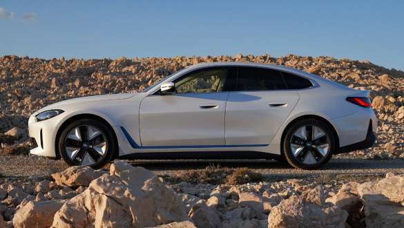 사이드 뷰 오프로드 BMW i4 eDrive40 G26 2021 BMW i4 eDrive40 G26 2021 미네랄 화이트 사이드 뷰 오프로드