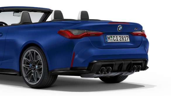 후면 디자인 M xDrive G83 2021이 탑재된 BMW M4 컴피티션 컨버터블 BMW M4 카브리오 익스테리어 컴피티션, M xDrive G83 2021 BMW 인디비주얼 프로즌 포르티마오 블루 메탈릭 후면 디자인 3/4 후면도