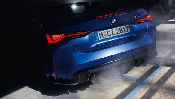 M xDrive G83 2021이 탑재된 BMW 4 컴피티션 컨버터블, 후방 클로즈업 BMW M4 컴피티션 컨버터블, M xDrive G83 2021 BMW 인디비주얼 프로즌 포르티마오 블루 후방 클로즈업