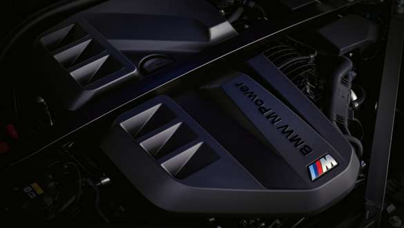 고성능 BMW M 트윈파워 터보 직렬 6기통 가솔린 엔진, M xDrive G83 2021이 탑재된 BMW M4 컴피티션 컨버터블 BMW M4 컴피티션 컨버터블, M xDrive G83 2021 고성능 BMW M 트윈파워 터보 직렬 6기통 가솔린 엔진 클로즈업 엔진 커버