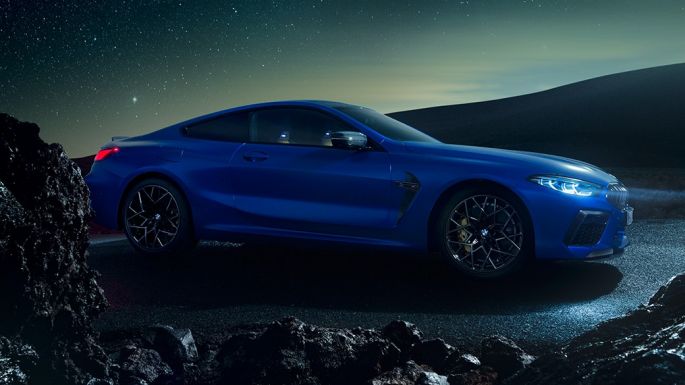 BMW M8 Competition Coupé, three-quarter side view F92. BMW M8 Competition Coupé in Marina Bay Blue metallic, standing three-quarter side view at night F92.