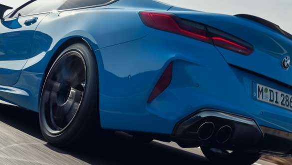 M xDrive BMW M8 컴피티션 쿠페 F92 LCI 페이스리프트 2022 BMW M8 컴피티션 쿠페 F92 LCI 페이스리프트 2022 데이토나 비치 블루 유니 주행 후면도 로우앵글 샷 M xDrive