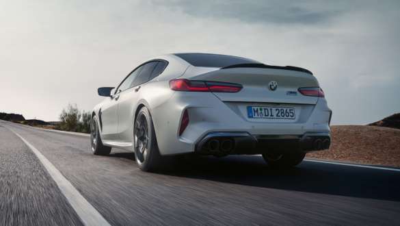 M xDrive BMW M8 컴피티션 그란 쿠페 F93 LCI 페이스리프트 2022 BMW M8 컴피티션 그란 쿠페 F93 LCI 페이스리프트 2022 BMW 인디비주얼 프로즌 브릴리언트 와이트 메탈릭 주행 후면도 로우앵글 샷 M xDrive