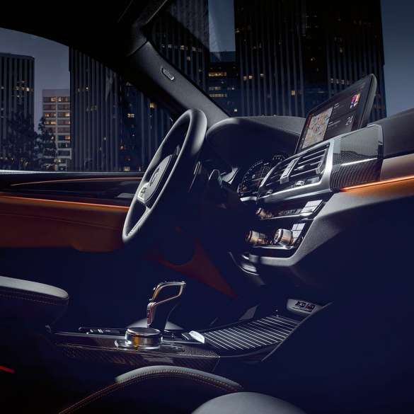 BMW X3 M 컴페티션, 고급스러운 콕핏. BMW X3 M 컴페티션, 실내, M 스포츠 시트와 M 가죽스티어링 휠이 탑재된 고급스러운 콕핏