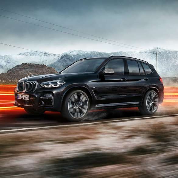 BMW X3 M40i와 BMW X3 M40d, 측면 뷰. BMW X3 M40i 및 BMW X3 M40d 블랙 사파이어 메탈릭, 드라이빙, 외관, 산 속 측면 뷰