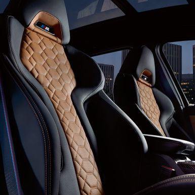 BMW X3 M SUV 컴페티션, M 스포츠 시트 F97. BMW X3 M SUV 컴페티션, 실내, M 스포츠 시트 메리노 가죽 및 알칸타라 F97.