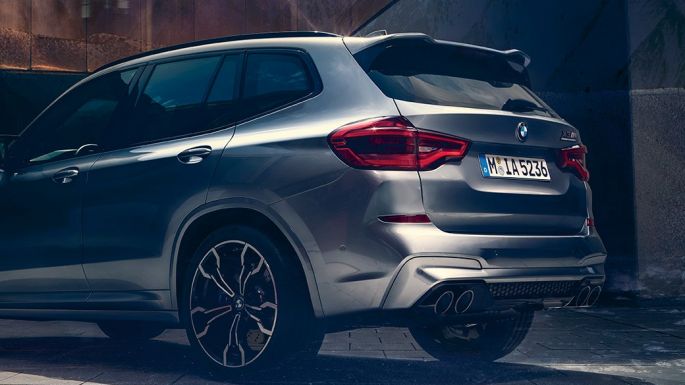 BMW X3 M SUV 컴페티션, 후면 뷰 F97. BMW X3 M SUV 컴페티션 도닝턴 그레이 메탈릭, 외관, 두 명의 사람과 후면 뷰 F97.