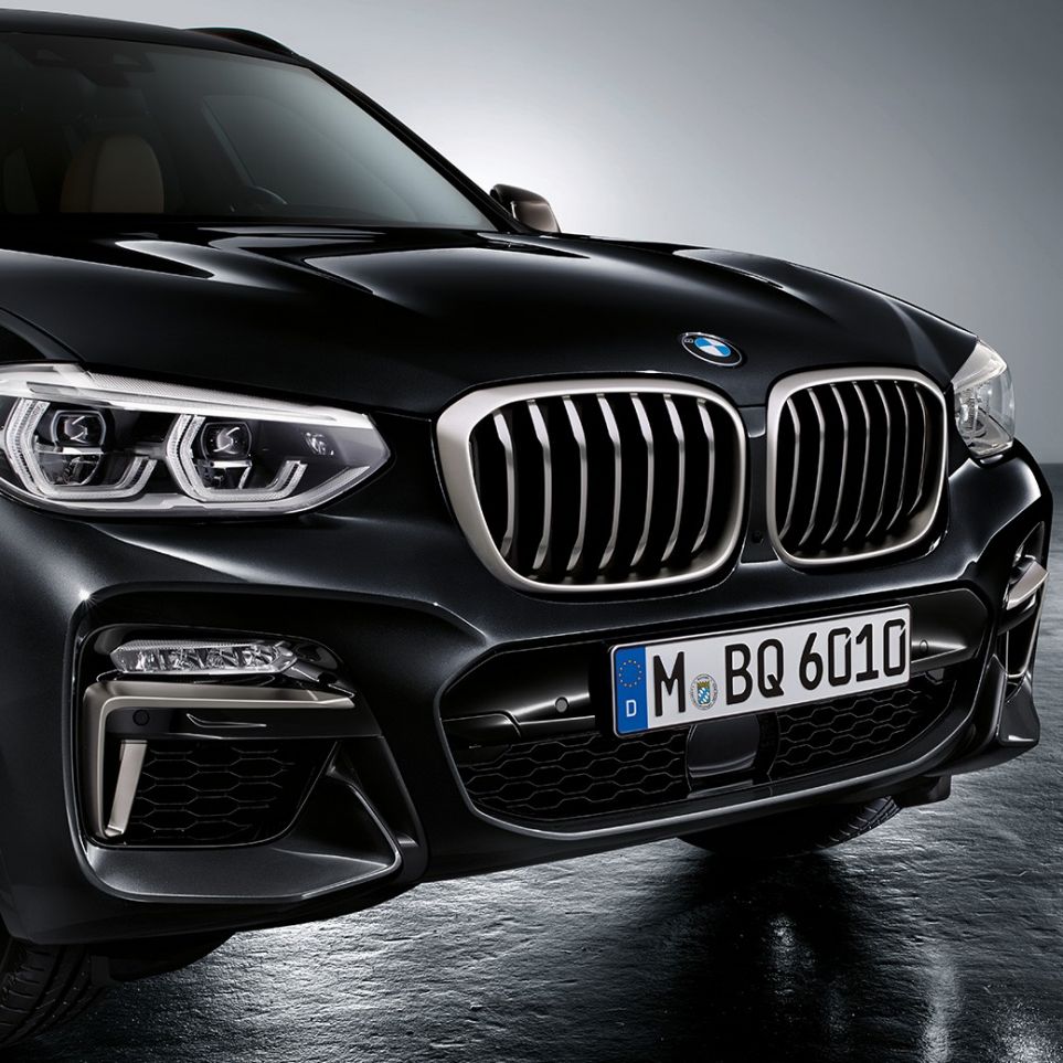 BMW X3 M40i와 BMW X3 M40d SUV, 정면 G01 Tag Text EN Final Version Teaser HIGH-PERFORMANCE ADVENTURERS. 하이 퍼포먼스 어드벤쳐. BMW X3 M Automobiles. BMW X3 M. BMW X3 M Competition, exterior, three-quarter front view. BMW X3 M 컴페티션, 외관, 전면 및 측면 뷰. BMW X3 M Competition in Donington Grey metallic, exterior, three-quarter front view. BMW X3 M 컴페티션 도닝턴 그레이 메탈릭, 외관, 전면 및 측면 뷰. BMW X3 M Competition, BMW X3 M, BMW X3 M40i and BMW X3 M40d BMW X3 M 컴페티션, BMW X3 M, BMW X3 M40i 및 BMW X3 M40d. Superior performance on every route: the BMW X3 M Automobiles accelerate pulse and driving pleasure to new heights in split seconds. Experience sports cars charged with emotion, which unite the adventurous spirit of a BMW X3 with the sporty and exclusive claim of BMW M. It is up to you: the BMW X3 M features outstanding motorsports genes and offers driving dynamics on the highest level – which are further more increased by the BMW X3 M Competition with a maximum of power and exclusivity on all roads and racetracks. The BMW X3 M40i and the BMW X3 M40d demonstrate an extremely well-balanced interplay of performance, comfort and efficiency. 어디서나 보여주는 최상의 퍼포먼스: BMW X3 M은 순식간에 심장이 두근거리는 드라이빙의 즐거움을 느끼게 해줍니다. BMW X3의 모험정신과 BMW M만의 스포티하고 독보적인 캐릭터를 담은 감성이 충만한 스포츠카, BMW X3 M을 지금 경험해보십시오. 강력한 모터스포츠 유전자를 보유한 BMW X3 M은 드라이빙 다이내믹스의 정점을 선보입니다. BMW X3 M 컴페티션 모델은 더욱 강력해진 파워로 도로는 물론 레이싱 트랙에서까지 과감한 다이내믹스를 선보입니다. 또한, BMW X3 M40i와 BMW X3 M40d는 퍼포먼스와 안락함, 효율성을 고루 갖추었습니다. BMW X3 M COMPETITION AND BMW X3 M. BMW X3 M 컴페티션 및 BMW X3 M Product highlights. 하이라이트. 1 PEAK POWER. 최고의 파워. The high-performance M TwinPower Turbo six-cylinder petrol engine. 고성능 M 트윈파워 터보 6기통 가솔린 엔진. The high-revving 3.0-litre biturbo engine of the BMW X3 M Competition develops an impressive 375 kW (510 hp) and massive torque of 600 Nm. BMW X3 M 컴페티션의 강력한 3.0리터 바이터보 엔진이 510마력과 600 Nm의 가공할 만한 파워를 출력합니다. BMW X3 M Competition, lateral front view. BMW X3 M 컴페티션, 전면 뷰. BMW X3 M Competition in Donington Grey metallic, exterior, lateral front view. BMW X3 M 컴페티션 도닝턴 그레이 메탈릭, 외관, 전면 뷰. 2 MAXIMUM DRIVING PLEASURE. 드라이빙으로 느낄 수 있는 최대의 즐거움. Drive train and suspension of the BMW X3 M Competition. BMW X3 M 컴페티션의 드라이브 트레인 및 서스펜션 The combination of M xDrive and Active M differential, M specific suspension and M Servotronic steering as well as 8-speed M Steptronic transmission deliver maximum performance, agility and precision. M xDrive와 액티브 M 디퍼렌셜, M 전용 서스펜션, M 서보트로닉 스티어링에 8단 M 스텝트로닉 변속기까지. 이 모든 것이 최상의 퍼포먼스와 민첩성, 정교함을 완성합니다. BMW X3 M Competition, M gear selection lever with M logo. BMW X3 M 컴페티션, M 로고가 부착된 M 기어 레버. BMW X3 M Competition, interior, M gear selection lever with M logo. BMW X3 M 컴페티션, 실내, M 로고가 부착된 M 기어 레버. 3 ATHLETIC STATURE. 역동적인 디자인. The exterior design of the BMW X3 M Competition. BMW X3 M 컴페티션 외관 디자인. The BMW X3 M Competition presents an exterior of exciting dynamics. Its powerful form and emotional design create an impressive fusion of performance-oriented sportiness and high-quality exclusivity. BMW X3 M 컴페티션은 역동적인 외관 디자인을 선보입니다. 파워풀한 모습과 감성적인 디자인은 퍼포먼스를 추구하는 스포티함과 고급스러움의 인상적인 결합을 표현합니다. BMW X3 M Competition, lateral rear view. BMW X3 M 컴페티션, 후면 뷰. BMW X3 M Competition in Donington Grey metallic, exterior, lateral rear view. BMW X3 M 컴페티션 도닝턴 그레이 메탈릭, 외관, 후면 뷰. 4 EXCLUSIVE SPORTINESS. 고급스러운 스포티함. The interior design of the BMW X3 M Competition. BMW X3 M 컴페티션의 실내 디자인. The interior of the BMW X3 M Competition uniquely combines ergonomics and sportiness with maximum exclusivity and perfect craftsmanship. BMW X3 M 컴페티션의 실내 디자인은 인체공학적으로 설계되어 안락함을 선사하면서도 스포티하고 고급스러운 분위기가 특징입니다. BMW X3 M Competition, exclusive cockpit. BMW X3 M 컴페티션, 고급스러운 콕핏. BMW X3 M Competition, interior, exclusive cockpit with M Sport seats and M leather steering wheel. BMW X3 M 컴페티션, 실내, M 스포츠 시트와 M 가죽스티어링 휠이 탑재된 고급스러운 콕핏 The BMW X3 M Competition allies the spirit of adventure of the BMW X3 with the exclusive high-performance ambitions of BMW M. BMW X3의 모험정신과 BMW M의 독보적인 퍼포먼스 모두 선사하는 BMW X3 M 컴페티션. Markus Flasch, President BMW M GmbH. 마커스 플라스, BMW M 회장 HIGH-PERFORMANCE M TWINPOWER TURBO 6-CYLINDER PETROL ENGINE. 고성능 M 트윈파워 터보 6기통 가솔린 엔진 BMW X3 M Competition and BMW X3 M. BMW X3 M 컴페티션 및 BMW X3 M High-performance M TwinPower Turbo 6-cylinder petrol engine. 고성능 M 트윈파워 터보 6기통 가솔린 엔진 BMW X3 M and BMW X3 M Competition, high-performance M TwinPower Turbo 6-cylinder petrol engine. BMW X3 M 및 BMW X3 M 컴페티션, 고성능 M 트윈파워 터보 6기통 가솔린 엔진. INTAKE AIR DUCTING. 인테이크 에어 덕트. The intake air ducting for the M TwinPower Turbo engine has been optimised for minimum pressure loss and ultra-low flow resistance. That leads to even better response characteristics and and high efficiency. M 트윈파워 터보 엔진의 인테이크 에어 덕트가 압력 손실과 저항을 최소화여 보다 즉각적이고 효율적인 주행이 가능합니다. High-performance M TwinPower Turbo 6-cylinder petrol engine, intake air ducting. 고성능 M 트윈파워 터보 6기통 가솔린 엔진, 인테이크 에어 덕트. BMW X3 M Competition and BMW X3 M, high-performance M TwinPower Turbo 6-cylinder petrol engine, intake air ducting. BMW X3 M 컴페티션 및 BMW X3 M, 고성능 M 트윈파워 터보 6기통 가솔린 엔진, 인테이크 에어 덕트. INDIRECT INTERCOOLING. 간접적인 인터쿨링. Indirect intercooling is an important component of the performance-optimised cooling system. Along with components such as the engine and transmission cooling system, intercooling guarantees optimum power delivery during supercharged operation. This keeps the engine unreservedly fit for the racetrack and also supremely dynamic, free-revving and durable. 간접 인터쿨링은 퍼포먼스를 최적화하는 쿨링 시스템의 핵심입니다. 엔진, 변속기 쿨링 시스템과 인터쿨링은 수퍼차지가 작동하는 동안 최적의 동력 전달을 보장합니다. 이로써 엔진이 레이싱 등 다이내믹한 주행에 알맞게 작동되어 운전자는 보다 역동적이고 안정적인 프리레브 주행을 즐길 수 있습니다. High-performance M TwinPower Turbo 6-cylinder petrol engine, indirect intercooling. 고성능 M 트윈파워 터보 6기통 가솔린 엔진, 간접 인터쿨링 BMW X3 M Competition and BMW X3 M, high-performance M TwinPower Turbo 6-cylinder petrol engine, indirect intercooling. BMW X3 컴페티션 및 BMW X3 M, 고성능 M 트윈파워 터보 6기통 가솔린 엔진, 간접 인터쿨링 CRANKSHAFT DRIVE AND FORGED PISTONS. 크랭크샤프트 드라이브 및 단조 피스톤. The weight-optimised crankshaft drive permits maximum and stable power delivery on the racetrack – up to the highest engine speeds. Contributing to this are similarly weight-optimised and high-strength components such as the crankshaft and forged pistons. 무게를 최적화하고 강한 내구성을 가진 크랭크 샤프트 드라이브와 단조 피스톤은 높은 엔진 속도에서도 강력한 파워를 전달하는데 도움을 줍니다. High-performance M TwinPower Turbo 6-cylinder petrol engine, crankshaft drive and forged pistons. 고성능 M 트윈파워 터보 6기통 가솔린 엔진, 크랭크샤프트 드라이브 및 단조 피스톤. BMW X3 M Competition and BMW X3 M, high-performance M TwinPower Turbo 6-cylinder petrol engine, crankshaft drive and forged pistons. BMW X3 M 컴페티션과 BMW X3 M, 고성능 M 트윈파워 터보 6기통 가솔린 엔진, 크랭크 샤프트 드라이브와 단조 피스톤. HIGH-PRESSURE INJECTION. 고압 주입 기술. For maximum power output and optimised combustion of the air-fuel ratio, the engine’s injection pressure is a high 350 bar. The high pressure improves fuel atomisation and mixture preparation, thus optimising fuel consumption and emissions. At the same, fuel film formation on the cylinder walls decreases and injection times fall. 350 bar의 높은 엔진 주입 압력은 압도적인 파워 출력과 공기/연료 비율의 완벽한 연소를 실현합니다. 높은 압력이 연료 분산과 혼합을 개선하기 때문에 이상적인 연비와 낮은 이산화탄소 배출량을 완성합니다. 동시에, 엔진 실린더 벽에 연료 필름 형성이 줄고 연료의 주입 횟수가 낮아집니다. High-performance M TwinPower Turbo 6-cylinder petrol engine, high-pressure injection. 고성능 M 트윈파워 터보 6기통 가솔린 엔진, 고압 주입 기술. BMW X3 M Competition and BMW X3 M, high-performance M TwinPower Turbo 6-cylinder petrol engine, high-pressure injection. BMW X3 M 컴페티션 및 BMW X3 M, 고성능 M 트윈파워 터보 6기통 가솔린 엔진, 고압 주입 기술. M TWINPOWER TURBO TECHNOLOGY. M 트윈파워 터보 기술. The high-performance engine’s two exhaust turbochargers are key to its effectiveness. They increase the intake pressure and consequently the engine’s output. In tandem with the flow-optimised boost pressure control and indirect intercooling, the result is a swift, dynamic response and high torque even at low revs. 고성능 엔진의 터보차저 2개가 효율성의 핵심입니다. 인테이크 압력을 높여 엔진의 출력을 개선하는 기술. 여기에 압력 컨트롤과 간접 인터쿨링이 더해져 민첩하고 다이내믹한 응답성을 발휘하며 낮은 엔진 회전 간에도 압도적인 토크를 뿜어냅니다. High-performance M TwinPower Turbo 6-cylinder petrol engine, M TwinPower Turbo technology. 고성능 M 트윈파워 터보 6기통 가솔린 엔진, M 트윈파워 터보 기술. BMW X3 M Competition and BMW X3 M, high-performance M TwinPower Turbo 6-cylinder petrol engine, M TwinPower Turbo technology. BMW X3 컴페티션 및 BMW X3 M, 고성능 M 트윈파워 터보 6기통 가솔린 엔진, M 트윈파워 터보 기술. OIL SUPPLY. 엔진 오일 공급. The engine’s oil supply, too, is determined by the high-performance principle. Optimised for transverse dynamics, the oil sump with windage tray and active suction equips the car for racetrack notably increased longitudinal and transverse dynamics of up to 1.4 g. For optimum dynamics, the lubrication is governed fully variably by a map-controlled pump. At the same time fuel consumption and CO2 emissions decrease. 고성능을 지향하며 완성한 엔진으로의 엔진 오일 공급. 윈디지 트레이와 액티브 석션이 탑재된 오일 탱크는 횡축 다이내믹스를 최적화함으로써 횡축 G포스를 1.4g까지 개선하였습니다. 최적의 다이내믹스를 위해 엔진 오일은 맵-제어식 펌프가 가변적으로 제어합니다. 레이싱을 위해 태어난 완벽한 스포츠카인 X3 M은 연비와 이산화탄소 배출량이 획기적으로 개선되었습니다. High-performance M TwinPower Turbo 6-cylinder petrol engine, oil supply. 고성능 M 트윈파워 터보 6기통 가솔린 엔진, 엔진 오일 공급 BMW X3 M Competition and BMW X3 M, high-performance M TwinPower Turbo 6-cylinder petrol engine, oil supply. BMW X3 M 컴페티션 및 BMW X3 M, 고성능 M 트윈파워 터보 6기통 가솔린 엔진. 510 HP. 510 마력. Equipped with two turbochargers, high-pressure injection and Valvetronic, the M TwinPower Turbo 3-litre high-rev engine of the BMW X3 M Competition is thoroughly primed for high-performance. The performance figures tell their own story: 375 kW (510 hp), 600 Nm of torque and 4.1 seconds from 0 to 100 km/h. 2개의 터보차저, 고압력 주입 기술, 밸브트로닉, M 트윈파워 터보 3리터 하이-레브 엔진으로 무장한 BMW X3 M 컴페티션이 질주할 준비를 마쳤습니다. 수치 자체가 압도적인 퍼포먼스를 대변합니다: 510마력, 600Nm 토크, 정지상태에서 100km/h까지 단 4.1초. BMW X3 M COMPETITION. BMW X3 M 컴페티션. Design highlights. 디자인 하이라이트. The design of the BMW X3 M Competition is a powerful statement. From the authoritative front end with its powerful air intakes, via the distinctively horizontal shoulder line, right up to the striking rear apron with diffusor in honeycomb look, athletic proportions and M design elements declare the performance potential of the BMW X3 M Competition at first sight. 파워풀한 자신감의 BMW X3 M 컴페티션. 거대한 에어 인테이크가 전면부를 장식하고 수평적인 숄더 라인이 벌집 모양의 디퓨저가 적용된 인상적인 리어 에이프런까지 이어집니다. 특히 스포티한 비율과 M만의 디자인 디테일이 BMW X3 M 컴페티션의 퍼포먼스를 표현합니다. 1 PREPARED FOR PERFORMANCE. 퍼포먼스를 위해 태어나다. The exterior of the BMW X3 M Competition underlines the vehicles dynamics and outstanding performance from every perspective. BMW X3 M 컴페티션 외관 디자인은 모든 측면에서 차량의 다이내믹스와 압도적인 퍼포먼스를 강조합니다. BMW X3 M Competition, side view. BMW X3 M 컴페티션, 측면 뷰. BMW X3 M Competition in Donington Grey metallic, exterior, side view. BMW X3 M 컴페티션 도닝턴 그레이 메탈릭, 외관, 측면 뷰. 2 EXCLUSIVENESS. 고급스러운 디자인. Striking design features emphasise the exclusive sportiness of the BMW X3 M Competition. 인상적인 디자인은 BMW X3 M 컴페티션의 고급스러운 스포티함을 강조합니다. BMW X3 M Competition, bird’s eye view. BMW X3 M 컴페티션, 조감도. BMW X3 M Competition in Donington Grey metallic, exterior, bird’s eye view of front. BMW X3 M 컴페티션 도닝턴 그레이 메탈릭, 외관, 전면 조감도. 3 EXPRESSIVE POWER. 드러나는 강력함. The impressive rear view with M specific roof spoiler, four 100 mm tailpipes and distinctive rear apron with M diffuser in honeycomb look. M 전용 루프 스포일러, 4개의 100mm 테일 파이프, 벌집 모양의 M 디퓨저를 적용한 두드러진 리어 에이프런이 인상적인 후면을 완성합니다. BMW X3 M Competition, lateral rear view. BMW X3 M 컴페티션, 후면 뷰. BMW X3 M Competition in Donington Grey metallic, exterior, lateral rear view with two people in the foreground. BMW X3 M 컴페티션 도닝턴 그레이 메탈릭, 외관, 두 명의 사람과 후면 뷰. 4 AUTHORITY. 위엄있는 익스테리어. The front apron of the BMW X3 M Competition with its sculptural design sums up all technical requirements in a clear visual message: absolute performance. BMW X3 M 컴페티션의 조각 같은 프론트 에이프런은 한 가지 분명한 메시지를 전달합니다. 바로, 절대적인 퍼포먼스. BMW X3 M Competition, three-quarter front view. BMW X3 M 컴페티션, 정측면 뷰. BMW X3 M Competition in Donington Grey metallic, exterior, three-quarter front view. BMW X3 M 컴페티션 도닝턴 그레이 메탈릭, 외관, 정측면 뷰. 5 AMBITION. 야심찬 인테리어. The exclusive sportiness of the BMW X3 M Competition is highlighted by the ergonomically optimised M Sport seats in finest 'Merino' leather with Alcantara applications. (The M seat belts shown above are expected to be available from 8/2019.) BMW X3 M 컴페티션은 고급스러운 느낌과 스포티함을 강조하기 위해 최고급 메리노 가죽과 알칸타라 소재를 사용하였으며, 인체공학적으로 설계된 M 스포츠 시트를 장착 했습니다. (위에 보이는 M 시트벨트는 2019년 8월 글로벌 출시 예정) BMW X3 M Competition, M Sport seats. BMW X3 M 컴페티션, M 스포츠 시트. BMW X3 M Competition, interior, M Sport seats in ‘Merino’ leather with Alcantara. BMW X3 M 컴페티션, 실내, M 스포츠 시트 메리노 가죽 및 알칸타라. BMW X3 M40i AND BMW X3 M40d. BMW X3 M40i 및 BMW X3 M40d. Product highlights. 모델 하이라이트. 1 ENDURANCE ATHLETE. 강인한 스포티함. The BMW X3 M40i. THE BMW X3 M40i. Equipped with a 260 kW/354 hp M TwinPower Turbo six-cylinder petrol engine, Adaptive M suspension and BMW xDrive, the BMW X3 M40i represents the perfect blend of performance and suitability for daily use. 354마력의 트윈파워 터보 6기통 가솔린 엔진과 어댑티브 M 서스펜션, BMW xDrive로 무장한 BMW X3 M40i는 퍼포먼스와 실용성, 모두를 충족합니다. BMW X3 M40i, three-quarter rear view. BMW X3 M40i, 후측면 뷰. BMW X3 M40i in Black Sapphire metallic, driving, exterior, three-quarter rear view before an urban background with light strips. BMW X3 M40i 블랙 사파이어 메탈릭, 드라이빙, 외관, 도심 속 후측면 뷰. 2 EFFICIENT POWER PACK. 효율적인 파워. The BMW X3 M40d. THE BMW X3 M40d. The combination of M TwinPower Turbo 6-cylinder diesel engine, 8-speed Steptronic Sport transmission and BMW xDrive make the BMW X3 M40d an equally powerful and efficient sports car. M 트윈파워 터보 6기통 디젤 엔진, 8단 스텝트로닉 스포츠 변속기, BMW xDrive의 조합으로 완성된 BMW X3 M40d - 파워풀하고 효율적인 스포츠 카. BMW X3 M40i and BMW X3 M40d, side view. BMW X3 M40i와 BMW X3 M40d, 측면 뷰. BMW X3 M40i and BMW X3 M40d in Black Sapphire metallic, driving, exterior, side view in front of mountain scenery with light strips. BMW X3 M40i 및 BMW X3 M40d 블랙 사파이어 메탈릭, 드라이빙, 외관, 산 속 측면 뷰 3 RADIATING CONFIDENCE. 자신감을 발산하다. The exterior design of the BMW X3 M40i and BMW X3 M40d. BMW X3 M40i와 BMW X3 M40d의 익스테리어 디자인. The front end and sides display eye-catching highlights in the signature colour Cerium Grey, ranging from the clasps of the air intakes, via the kidney frame and slats through to the mirror caps. 정측면부의 에어 인테이크 클래스프, 키드니 프레임, 슬랫, 사이드 미러 캡이 세리움 그레이 색상으로 완성되어 시선을 사로잡습니다. BMW X3 M40i and BMW X3 M40d, front view. BMW X3 M40i와 BMW X3 M40d, 정면 뷰. BMW X3 M40i and BMW X3 M40d in Black Sapphire metallic, exterior, front view. BMW X3 M40i 및 BMW X3 M40d 블랙 사파이어 메탈릭, 외관, 정면 뷰 4 HIGH-QUALITY SPORTINESS. 고급스러운 스포티함. The interior design of the BMW X3 M40i and BMW X3 M40d. BMW X3 M40i와 BMW X3 M40d의 인테리어 디자인. The interior highlights the sporty DNA. Every detail speaks of performance and high quality: from the driver-oriented cockpit with M leather steering wheel along the stainless-steel pedals to the ergonomic sport seats. 스포츠 DNA를 강조한 실내 디자인. M 가죽 스티어링 휠과 스테인리스 스틸 페달, 인체공학적으로 설계된 스포츠 시트와 운전자 방향으로 설계된 콕핏으로 모든 디테일이 퍼포먼스와 고급스러움을 나타냅니다. . BMW X3 M40i and BMW X3 M40d, interior, cockpit with M leather steering wheel and M Sport seats. BMW X3 M40i 및 BMW X3 M40d, 실내, M 가죽 스티어링 휠 및 M 스포츠 시트가 포함된 콕핏. BMW X3 M40i and BMW X3 M40d, cockpit. BMW X3 M40i와 BMW X3 M40d, 콕핏 BMW X3 M40i AND BMW X3 M40d. BMW X3 M40i와 BMW X3 M40d. Design highlights. 디자인 하이라이트. A design that radiates sheer dynamism: at the front and rear ends and inside, too, exclusive design elements and athletic proportions refer to the sporty ambitions of the BMW X3 M40i and the BMW X3 M40d. 진정한 역동성이 드러나는 디자인: 전면과 후면, 그리고 실내까지 고급스러운 디자인의 디테일과 스포티한 비율은 BMW X3 M40i와 BMW X3 M40d의 역동성에 대한 야망을 표현합니다. 1 POWER. 파워. The distinctive front section is characterised by design elements in the signature colour Cerium Grey. Eye-catching highlights are the clasps of the air intakes as well as the kidney frame and slats. 독특한 전면부는 세리움 그레이 색상으로 완성되었습니다. 에어 인테이크의 글래스프나 키드니 프레임, 슬랫이 시선을 사로잡습니다. BMW X3 M40i and BMW X3 M40d, front. BMW X3 M40i와 BMW X3 M40d, 정면. BMW X3 M40i and BMW X3 M40d in Black Sapphire metallic, exterior, front with design elements in Cerium Grey. BMW X3 M40i 및 BMW X3 M40i 블랙사파이어 메탈릭, 외관, 세리움 디자인 디테일의 전면. 2 COMFORTABLE SPORTINESS. 편안한 스포티함. The interior welcomes driver and passengers with an attractive combination of sportiness, comfort and modern elegance. 스포티함, 편안함 그리고 현대적인 우아함으로 완성된 실내 디자인이 운전자와 탑승자을 맞이합니다. BMW X3 M40i and BMW X3 M40d, interior. BMW X3 M40i와 BMW X3 M40d, 인테리어. BMW X3 M40i and BMW X3 M40d, sporty and comfortable interior with sports seats. BMW X3 M40i 및 BMW X3 M40d, 스포츠 시트가 포함된 스포티하고 안락한 인테리어. 3 ATHLETICS. 강렬한 캐릭터. The sporty character of the vehicle is emphasized by the powerful design and the large 21-inch M light alloy wheels in double-spoke design. 파워풀한 디자인과 거대한 21인치 M 더블스포크 디자인 경합금 휠이 스포티한 캐릭터를 돋보이게합니다. BMW X3 M40i and BMW X3 M40d, side view. BMW X3 M40i와 BMW X3 M40d, 측면 뷰. BMW X3 M40i and BMW X3 M40d in Black Sapphire metallic, exterior, side view. BMW X3 M40i와 BMW X3 M40d의 블랙 사파이어 메탈릭, 외관, 측면 뷰. 4 EXCLUSIVITY. 특별한 액센트. The galvanised mirror caps in Cerium Grey set an exclusive accent in the exterior with their special materiality. 세리움 그레이 색상의 아연 도금 미러 캡이 특별한 소재로 외관 디자인에 액센트를 부여합니다. BMW X3 M40i and BMW X3 M40d, mirror caps. BMW X3 M40i와 BMW X3 M40d, 미러 캡. BMW X3 M40i and BMW X3 M40d in Black Sapphire metallic, exterior, galvanised mirror caps in Cerium Grey. BMW X3 M40i 및 BMW X3 M40d 블랙 사파이어 메탈릭, 외관, 세리움 그레이 색상의 아연 도금 미러 캡. 5 EXPRESSION OF STRENGTH. 강력함의 표현. At the rear, the colour-contrasting diffuser and the tailpipe trims on both sides in Black Chrome combine to create a powerful conclusion. 후면은 대조되는 색상의 디퓨저와 양쪽에 설치된 블랙 크롬 색상의 테일파이프가 파워풀한 마무리를 장식합니다. BMW X3 M40i and BMW X3 M40d, tailpipe trims. BMW X3 M40i와 BMW X3 M40d, 테일파이프 트림. BMW X3 M40i and BMW X3 M40d in Black Sapphire metallic, exterior, tailpipe trims in Black Chrome. BMW X3 M40i 및 BMW X3 M40d SUV 블랙 사파이어 메탈릭, 외관, 블랙 크롬 테일파이프 G01