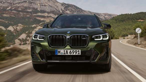 M 스포츠 서스펜션 BMW X3 M40i M40d G01 LCI 페이스리프트 2021 정면도 주행 BMW X3 M40i M40d G01 LCI 페이스리프트 2021 말라카이트 그린 메탈릭 M 스포츠 서스펜션 정면도 주행