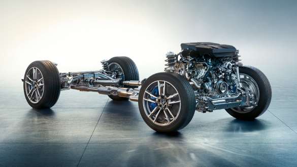 M 전용 서스펜션 BMW X3 M 컴피티션 F97 LCI 페이스리프트 2021 BMW X3 M 컴피티션 F97 LCI 페이스리프트 2021 프로즌 마리나 베이 블루 메탈릭 정면도 커브 주행, M 전용 서스펜션