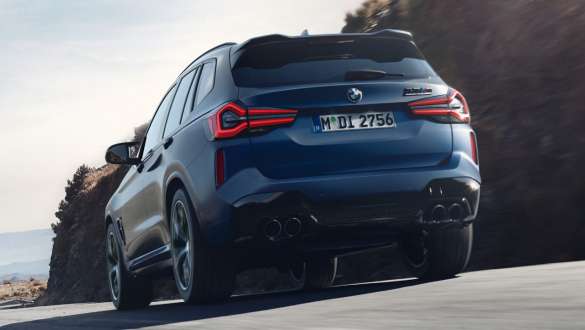 M xDrive BMW X3 M 컴피티션 F97 LCI 페이스리프트 2021 BMW X3 M 컴피티션 F97 LCI 페이스리프트 2021 프로즌 마리나 베이 블루 메탈릭 주행 정면도 로우앵글 샷 M xDrive