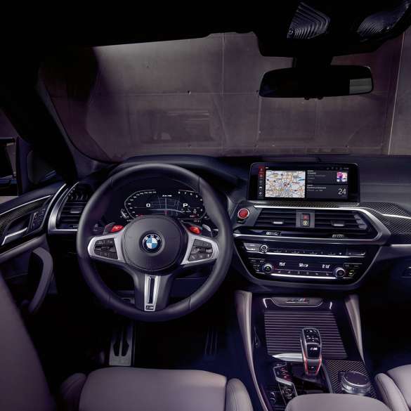 BMW X4 M SUV 컴페티션의 고급스러운 콕핏 F98 BMW X4 M SUV 컴페티션, 실내, M 스포츠 시트와 M 가죽 스티어링 휠이 탑재된 고급스러운 콕핏 F98