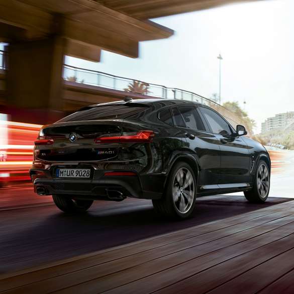 BMW X4 M40i SUV 의 정측면 모습 G02 BMW X4 M40i SUV 블랙 사파이어 메탈릭, 드라이빙, 외관, 도심속 측면 및 후면 뷰 G02