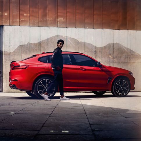 BMW X4 M 컴페티션, 측면 모습과 젊은 남성 BMW X4 M 컴페티션 토론토 레드 메탈릭의 외관 및 남성
