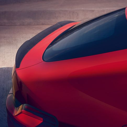 BMW X4 M SUV 컴페티션, 카본 M 리어 스포일러 F98 BMW X4 M SUV 컴페티션 토론토 레드 메탈릭, 외관, M 카본 익스테리어 패키지, 카본 M 리어 스포일러 후면 뷰 F98