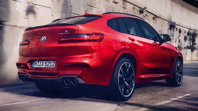 BMW X4 M SUV 컴페티션, 후측면 모습 F98. BMW X4 M SUV 컴페티션 토론토 레드 메탈릭, 외관, 후면 및 측면 뷰 F98.