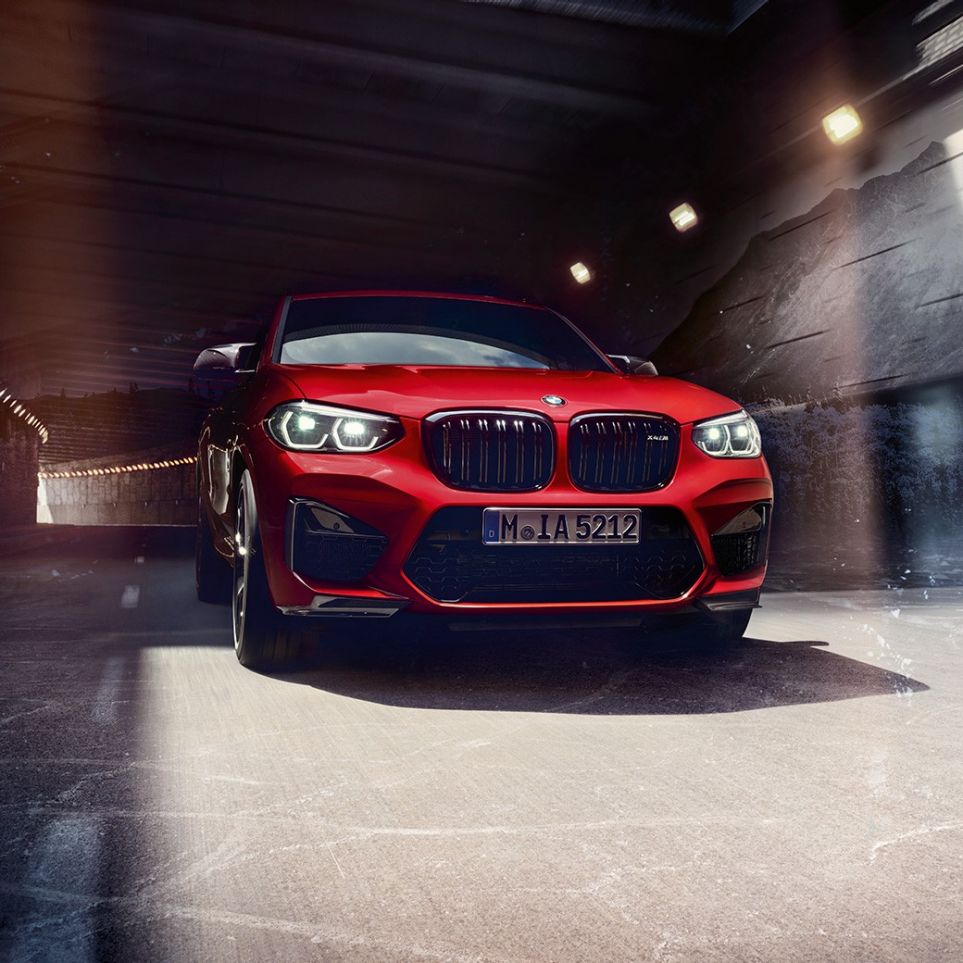 BMW X4 M SUV 컴페티션, 정측면 모습 F98 BMW X4 M SUV 컴페티션 토론토 레드 메탈릭, 외관 전면 및 측면 뷰 F98
