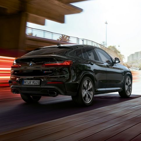 BMW X4 M40i 및 BMW X4 M40d SUV, 후측면 모습 G02 BMW X4 M40i 및 BMW X4 M40d SUV, 후측면 모습. BMW X4 M40i 및 BMW X4 M40d 블랙 사파이어 메탈릭, 외관, 블랙 크롬 테일파이프 G02