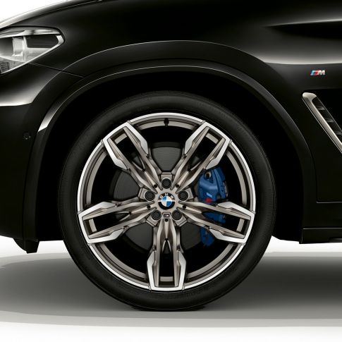BMW X4 M40i 및 BMW X4 M40d, 21인치 M 경합금 휠 BMW X4 M40i 및 BMW X4 M40d 블랙 사파이어 메탈릭 외관, 더블 스포크 디자인이 적용된 21인치 M 경합금 휠 측면 뷰