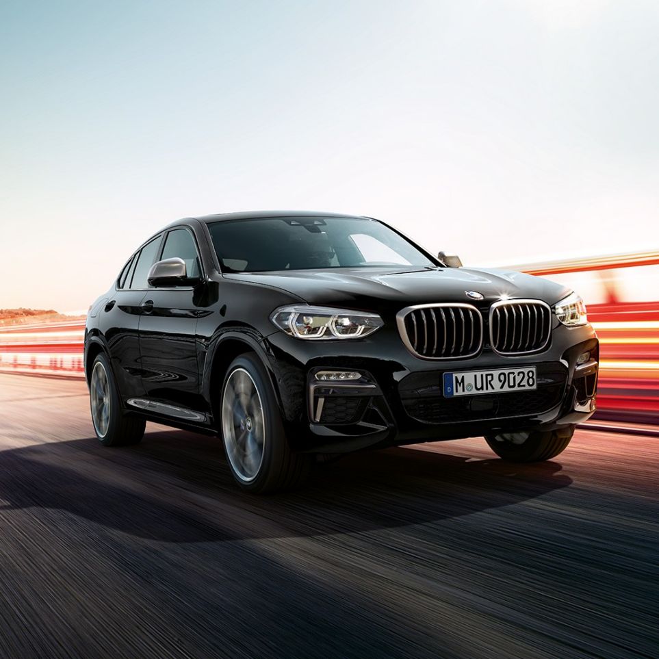 BMW X4 M40i 및 BMW X4 M40d SUV, 정측면 모습 G02 BMW X4 M40i 및 BMW X4 M40i SUV 블랙사파이어 메탈릭, 외관, 세리움 디자인 디테일의 전면 G02