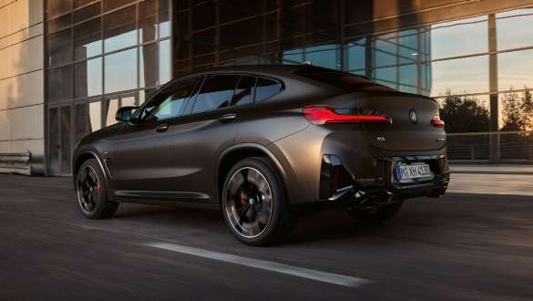 M 스포츠 디퍼렌셜 BMW X4 M40i M40d G02 LCI 2021 BMW X4 M40i G02 LCI 2021 페이스리프트 M 스포츠 디퍼렌셜 3/4 후면도, 유리 파사드 앞