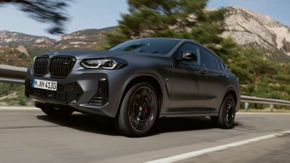 M 스포츠 서스펜션 BMW X4 M40i M40d G02 LCI 페이스리프트 2021 정면도 주행 BMW X4 M40i M40d G02 LCI 2021 프로즌 딥 그레이 M 스포츠 서스펜션 3/4 정면도, 언덕 정면에서 주행