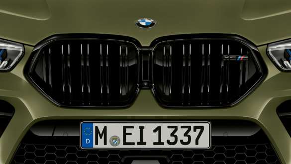 M specific kidney grille of the BMW X6 M Competition SUV F96 M specific kidney grille BMW X6 M Competition F96 2020 BMW Individual Special Paint Urban Green SUV exterior