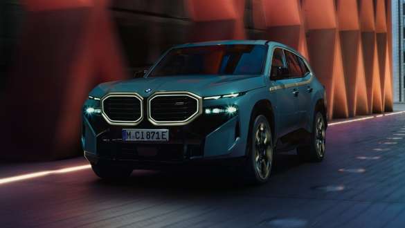 BMW XM G09 V8 플러그인 하이브리드 측면도 BMW XM G09 V8 플러그인 하이브리드 측면도, 건물 배경