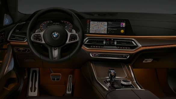 Cockpit with view of ambient light SUV G06. BMW X6 cockpit with view of 12,3“ on ambient light SUV G06.
