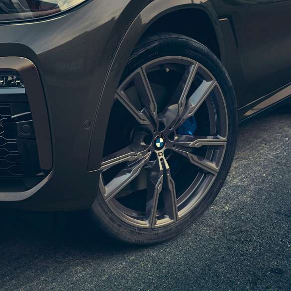 22“ M light alloy wheels SUV G06. Close-up view of the 22“ M light alloy wheels SUV G06.