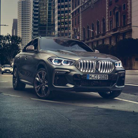 BMW X6 Adaptive M suspension Professional SUV G06 BMW X6 in three-quarter front perspective in front of an urban setting SUV G06.