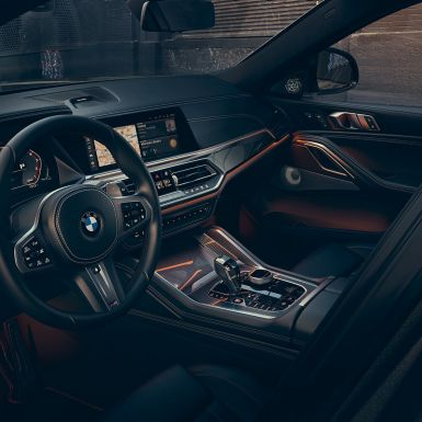 Cockpit with view of 12,3“ Displays SUV G06. BMW X6 cockpit with view of 12,3“ Displays SUV G06.
