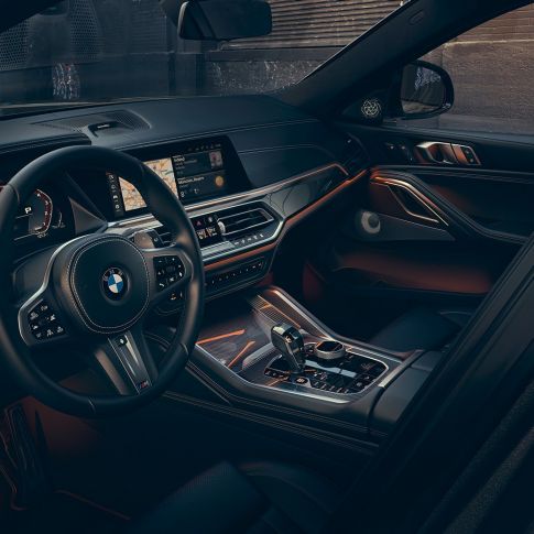 Cockpit with view of 12,3“ Displays SUV G06. BMW X6 cockpit with view of 12,3“ Displays SUV G06.