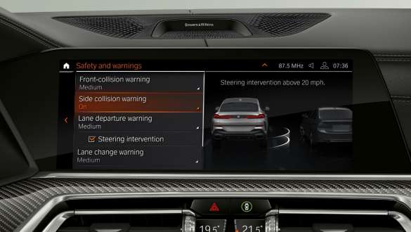 Head-Up Display with Driving Assistant Professional SUV G06. BMW X6 cockpit with view of Driving Assistant Professional on Head-Up Display SUV G06.