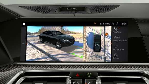 Head-Up Display with Parking Assistant Plus SUV G06. BMW X6 cockpit with view of Parking Assistant Plus on Head-Up Display SUV G06.