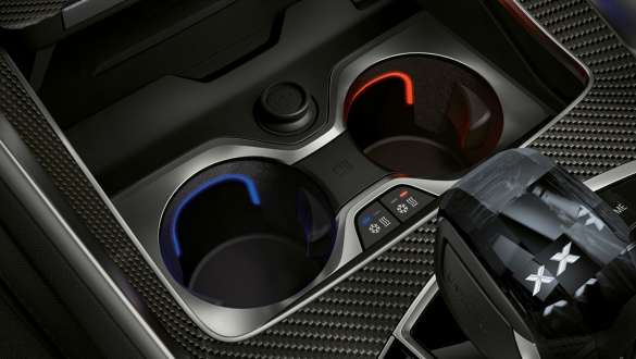 Temperature-controlled cupholder SUV G06. Close-up of the BMW interior with focus on temperature-controlled cupholder SUV G06.