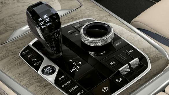 xOffroad Package SUV G07 Close-up of centre console with focus on four off-road modes SUV G07