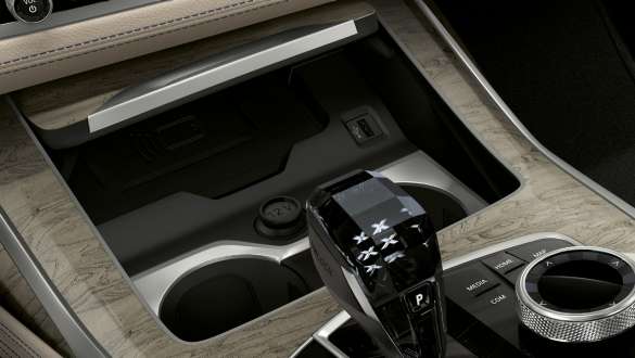 Temperature-controlled cupholders SUV G07 Close-up of the centre console with focus on temperature-controlled cupholders SUV G07