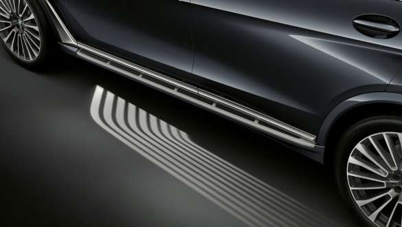 Welcome Light Carpet SUV G07 Slanted top view, Welcome Light Carpet is projected onto the entrance area in front of the driver's door SUV G07