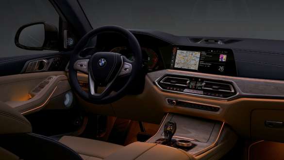 Ambient light SUV G07 The instrument cluster is framed by ambient light in orange SUV G07