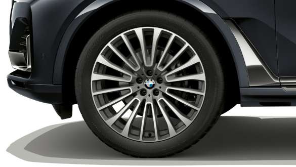 BMW X7 22’’ light alloy wheels SUV G07 Close-up of the BMW X7 22’’ light alloy wheels SUV G07